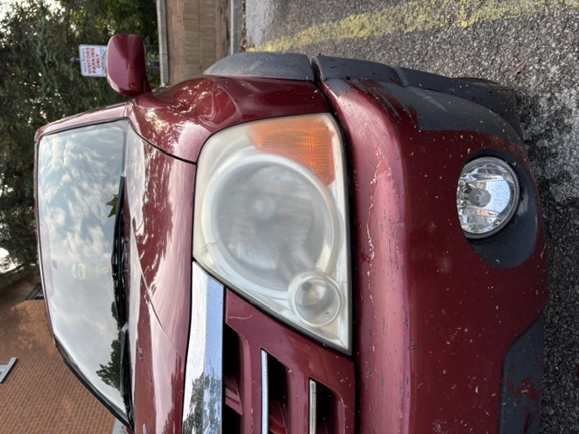 Suzuki XL-7 with cloudy headlight before restoration